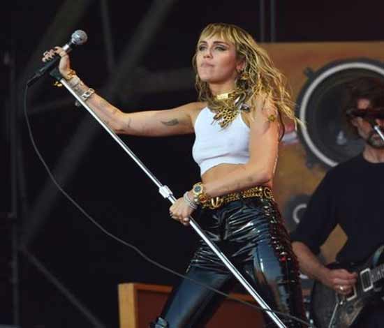 Slide Away: Miley Cyrus lança faixa melancólica após separação
